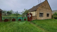 POZNATO STANJE ŽENE KOJU JE DEČAK NAPAO SEKIROM: Ima ozbiljne povrede glave, njen sin kritično