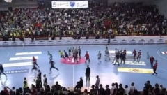 STRAVIČNA TUČA U SEVERNOJ MAKEDONIJI Policajac udario pendrekom reprezentativca po glavi (VIDEO)