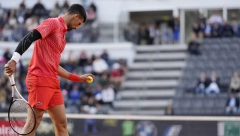 LUDNICA NA TRIBINAMA Novak sparinguje sa Rusom na "Lenglenu", atmosfera kao da je finale Rolan Garosa (VIDEO)