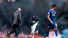 HAOS U HOLANDIJI Tadić u šoku gledao dešavanja na terenu, navijači pobesneli i prekinuli utakmicu (VIDEO)