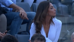 PRONAŠLI SMO JE Evo ko je devojka u belom koja je ukrala šou na Đokovićevom meču (FOTO)