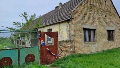 RANJENI DEČAK IZ RADOJEVA U KRITIČNOM STANJU Tinejdžer sekirom i nožem napao njega i njegovu majku