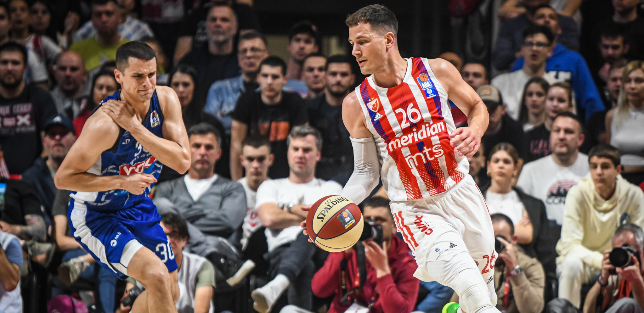 MAGIJA NEDOVIĆA Pogledajte nestvaranu trojku koju je pogodio košarkaš Zvezde (VIDEO)