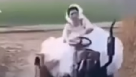 MLADA NA TRAKTORU STIGLA NA VENČANJE Otac je vozio, sedela u korpi (FOTO)