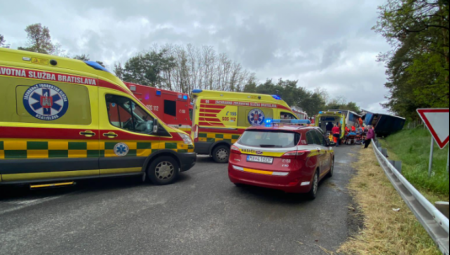 STRAVIČNA SAOBRAČAJNA NESREĆA U SLOVAČKOJ U sudaru autobusa i kamiona nekoliko desetina povređenih