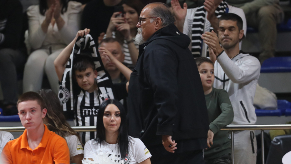 DŽIKIĆ ODAO POČAST MAJCI U "PIONIRU" Nekadašnji trener Partizana ostavio šal i ružu na njenom mestu uz gromoglasan aplauz "grobara" (VIDEO)