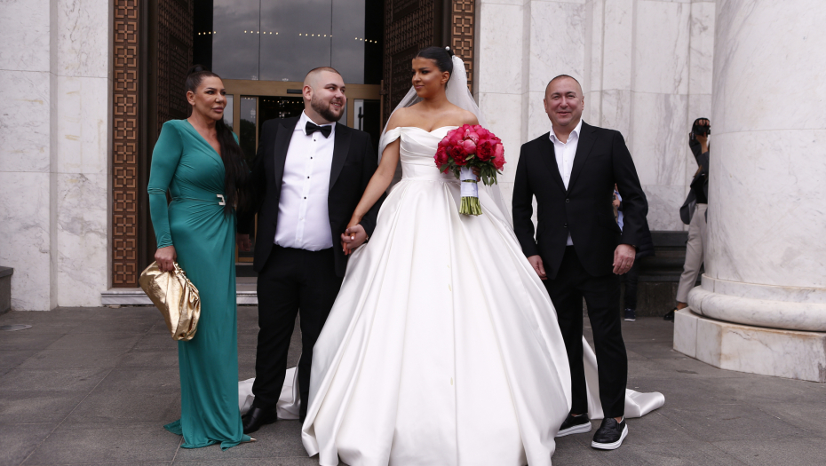 DAROVALA SNAJKI DUKATE I ZLATO Đanijeva Slađa jedva se odvojila od vrednog nakita koje za nju ima posebno značenje, a evo za šta se otvorio svekar!