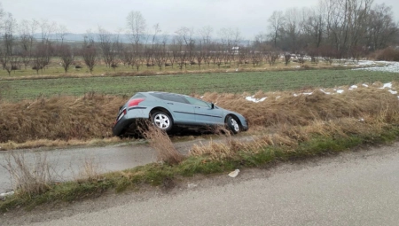 DETALJI NESREĆE KOD BATAJNICE Četiri osobe povređene u udesu, prevezeni u Urgentni centar