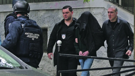 PAŽLJIVO IZUČAVAO ORUŽJE, A U TELEFONU ČUVAO SLIKE 23 PIŠTOLJA Stravični detalji iz istrage u vezi sa dečakom ubicom sa Vračara!
