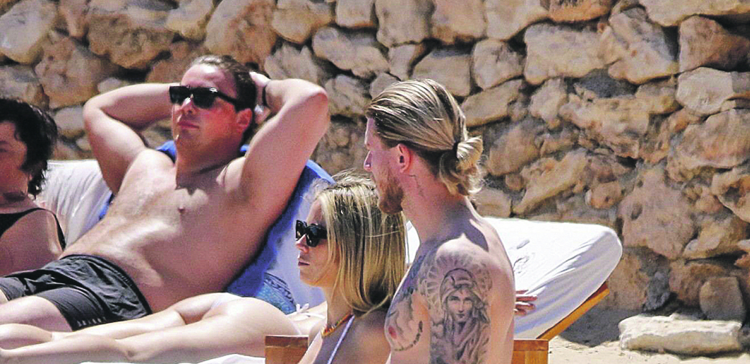 SUNCE IBICE Najpoznatija sportska novinarka pokazala stomak u društvu golmana kiksare