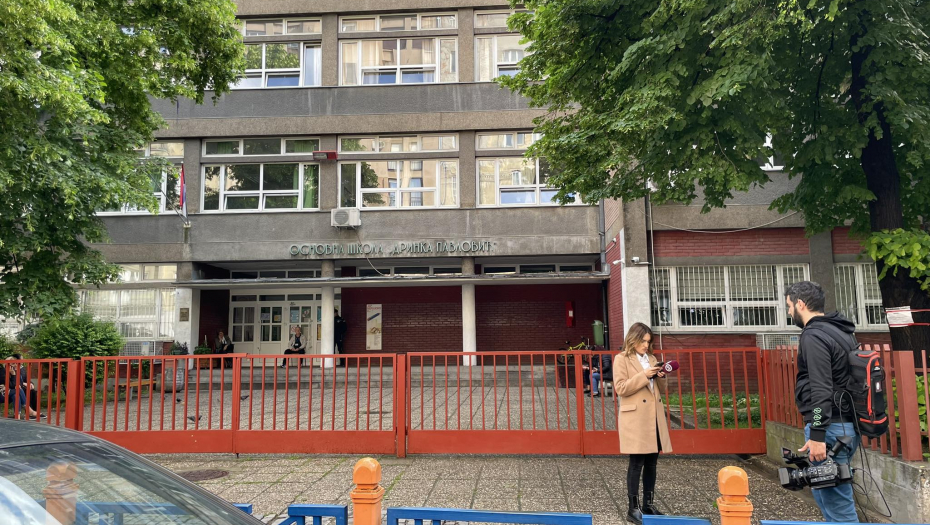 OGLASILO SE MINISTARSTVO PROSVETE Dojave o bombama stigle u 115 osnovnih i srednjih škola