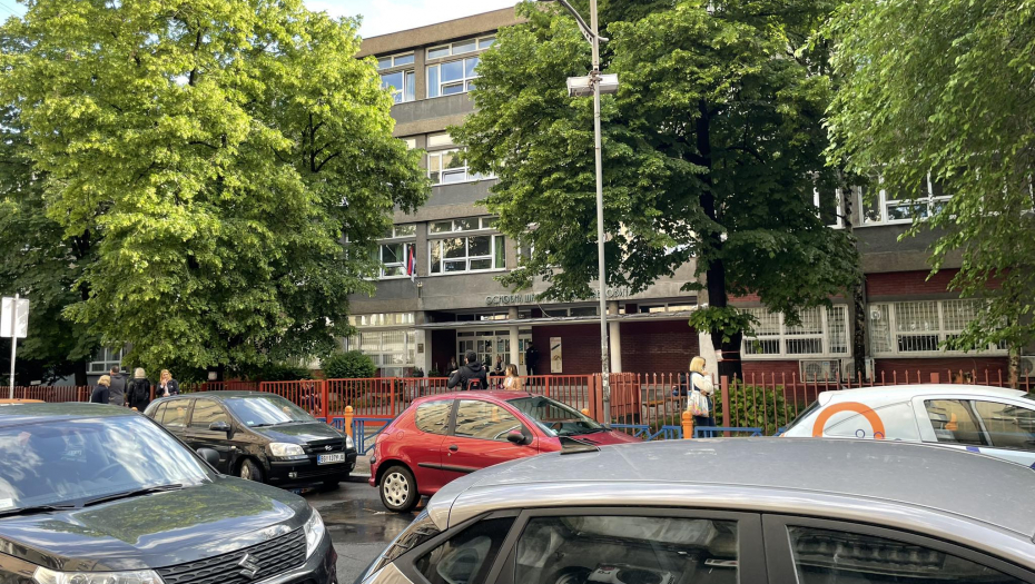 PRIPADNICI MUP-A NA TERENU, DETALJNO PROVERAVAJU SVAKI OBJEKAT Dojave o bombama stigle u osnovne i srednje beogradske škole (VIDEO)