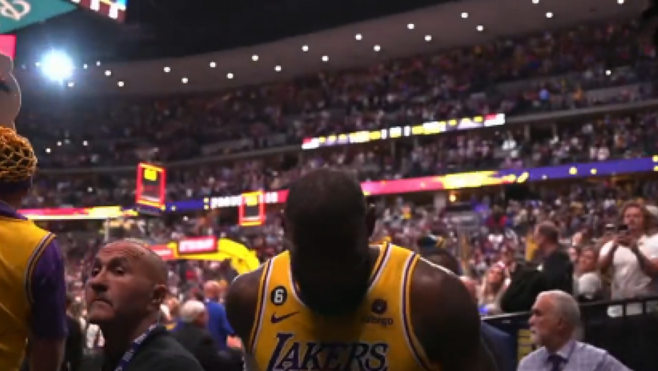 "KRALJ" PROTRČAO, PA PRIČAO SAM SA SOBOM Jokić doveo Lebrona do ludila, ali stvarno (VIDEO)