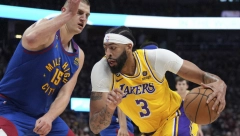 PAO NOVI NBA REKORD Dejvis preoteo Braunu titulu najplaćenijeg košarkaša na planeti, ali mu jedna regulativa "jede" novac