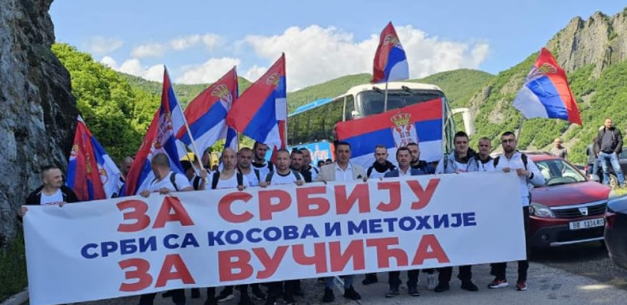"ZA SRBIJU, ZA VUČIĆA, SRBI SA KOSOVA I METOHIJE" Srbi iz Leposavića i Severne Mitrovice peške krenuli za Beograd na Miting jedinstva