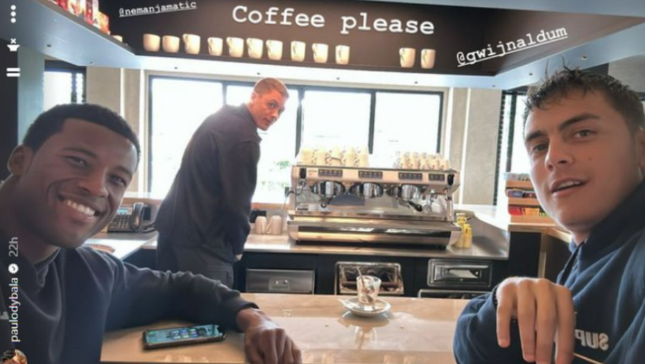 NEMANJA MATIĆ U ULOZI "KAFE KUVARA" Hit fotka prvotimaca Rome, Dibala i Vajnaldum čekaju porudžbinu (FOTO)