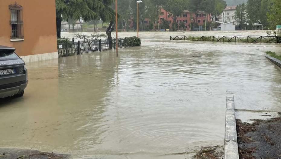 POPLAVE U ITALIJI ODNELE 13 ŽIVOTA Šteta se meri milijardama evra (FOTO)