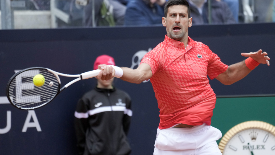 DOČEK KAKAV DOLIKUJE ŠAMPIONU Novak trenirao na "Šatrijeu", masa ljudi ga pozdravila na tribinama jakim ovacijama (VIDEO)