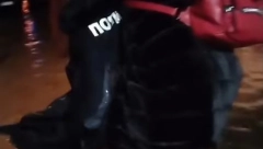 DRAMATIČNE SCENE U NOVOM SADU Policija spasava građane iz bujica na ulicama! (VIDEO)