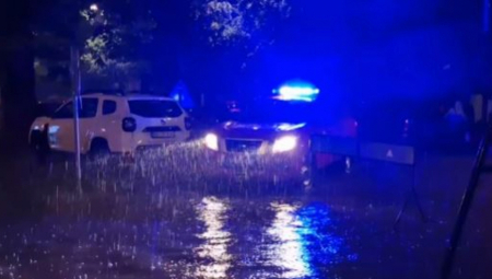 TEŠKA NOĆ U NOVOM SADU Dve osobe povređene u jakom nevremenu, na desetine kuća pod vodom(VIDEO)