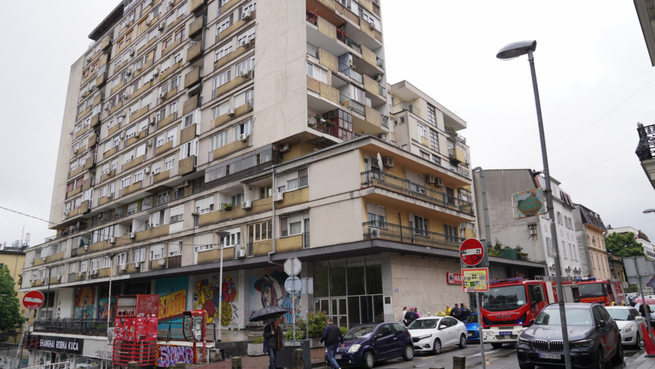 PRVE FOTOGRAFIJE SA MESTA POŽARA NA DORĆOLU Vatrogasci sa pet vozila gasili vatru, evo šta je izazvalo buktinju (FOTO)