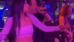 DRŽI JE I NE PUŠTA Aca Lukas našao novu devojku? Niko nije očekivao da će baš pred svima da navale jedno na drugo!