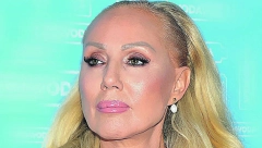 SVI TAJNI POSLOVI LEPE BRENE Ima jshtu, skupa kola, prodaje čarape, ali ovaj kiosk ne da nikome