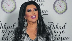 DRAGANA MIRKOVIĆ U USKIM HELANKAMA Pevačicu u ovakvom izdanju retko viđamo, sve se ocrtava