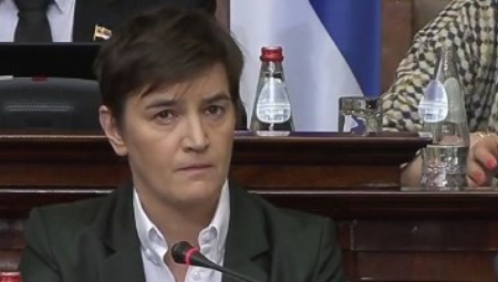 OPOZICIJA PRAVI CIRKUS U SKUPŠTINI Premijerka iznosi izveštaj koji su tražili, oni dobacuju i upadaju u reč (VIDEO)