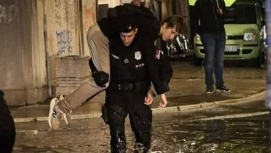 ZBOG OVE FOTOGRAFIJE TRAŽE DA SE U SRBIJU VRATI OBAVEZAN VOJNI ROK! Policajac na leđima nosi mladića kroz bujicu u Novom Sadu (FOTO)