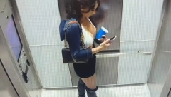 POLICIJA TRAGA ZA OBDARENOM RAZBOJNICOM! Šeta polugola, opasna je i obučena! (VIDEO)