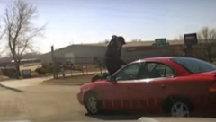 DRAMA NA AUTO-PUTU Policajac tokom potere visi sa automobila osumnjičenog, ali vozač daje gas do daske