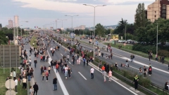 PROMOTERI POLITIČKIH PROTESTA PORUČUJU "Kosovo je nezavisno, patrijarh je zli čovečuljak!" (FOTO)