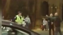 NAPILI SE PA NAPALI POLICAJCA! Užasne scene nasilja na protestu opozicije! (VIDEO)