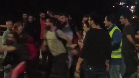 POMAHNITALO JURCANJE I NEREDI NA MOSTU Sramota! Pogledajte šta se dešava na političkom protestu "protiv nasilja" (VIDEO)