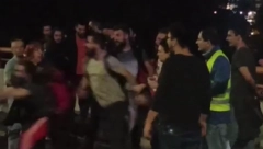 POMAHNITALO JURCANJE I NEREDI NA MOSTU Sramota! Pogledajte šta se dešava na političkom protestu "protiv nasilja" (VIDEO)