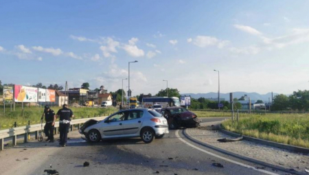 LUDILO MOZGA U KONTRA SMERU UŠAO U KRUŽNI TOK Dvojica muškaraca povređena u saobraćajnoj nesreći u Čačku