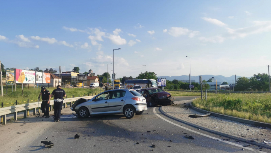 UŽAS U SREMSKOJ MITROVICI U sudaru kombija i taksi vozila povređeno 18 osoba