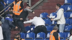 SVAKI VIKEND ISTA PRIČA Žestok okršaj huligana Šalkea i Ajntrahta na tribinama (VIDEO)