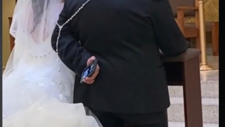 MLADOŽENJA NAPRAVIO POMETNJU NA SVADBI: Pokazao šta drži u ruci, gosti se zabrinuli za mladu