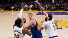 SRBIN IDE PO PRSTEN Moćni Jokić tripl-dablom utišao Džejmsa za finale i to posle epske drame