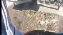 STRAVIČAN SNIMAK VRŠNJAČKOG NASILJA U LESKOVCU  Dečak na ulici leži  bez svesti a vršnjak koji je privođen zbog ubistva pasa ga šutira