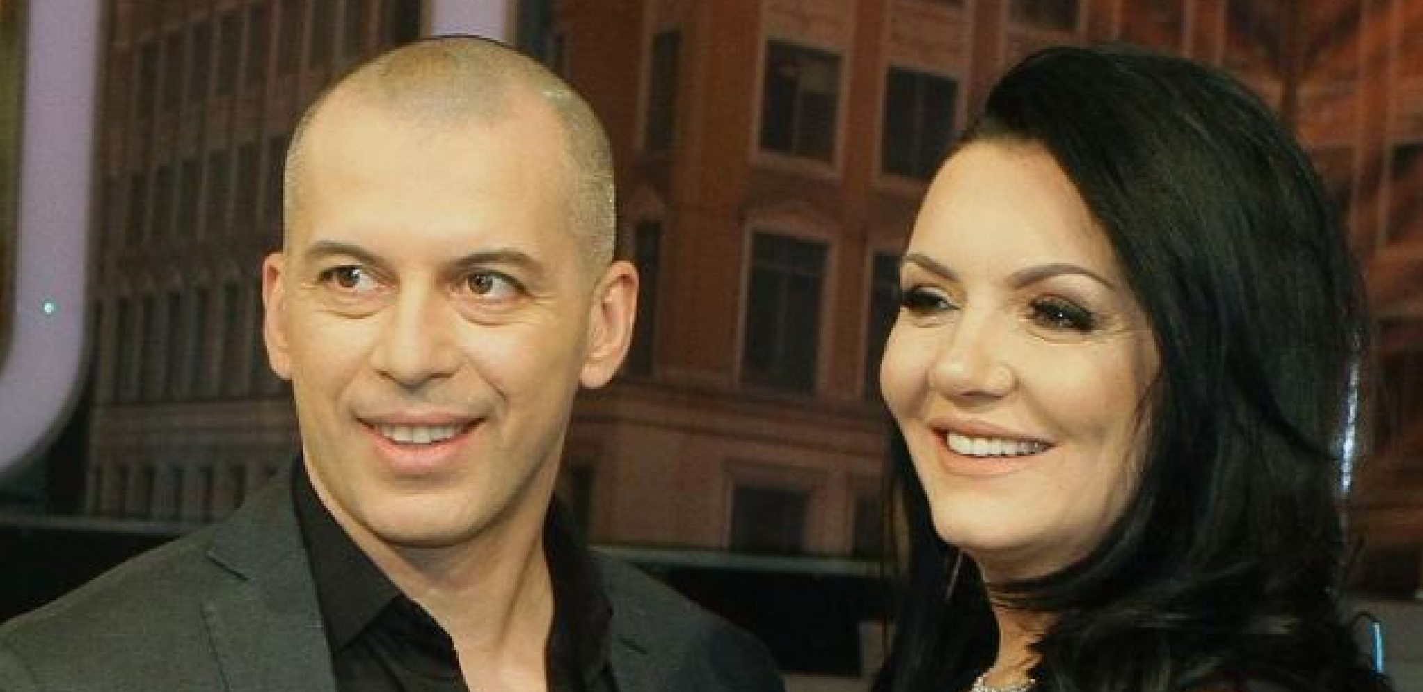TOPALKOVA ŽENA ISPEGLALA LICE Mnogi komentarišu da izgleda kao ćerka, a jedan detalj privukao ogromnu pažnju!