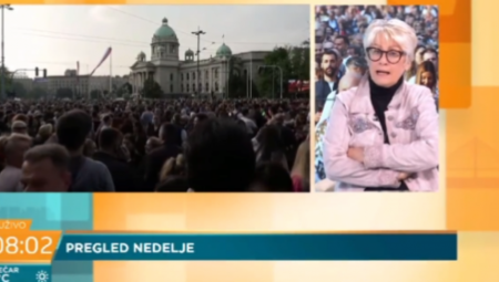 JEZIVO Aida Ćorović presrećna jer se ljudi smeju na protestu posvećenom ubistvu dece (VIDEO)