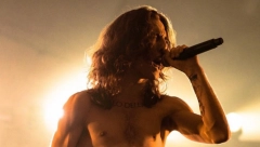 SKANDALOZNO! Poznati pevač objavio potpuno gole fotke, raširio noge, pa pozirao sa džointom u ruci! (FOTO 18+)