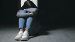 DEVOJČICU (14) IZ VRANJA BRUTALNO PRETUKAO KOMŠIJA Udarao je pesnicama i vređao jer mu je smetala lopta