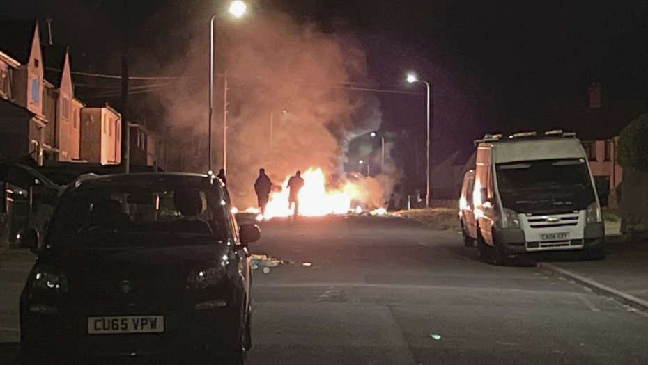 Neredi posle saobraćajne nesreće, paljeni automobili, gađana policija