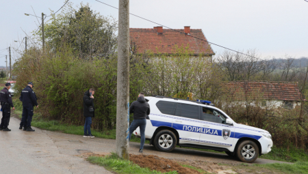 JEZIVI DETALJI UBISTVA U POŽAREVCU Telo muža je sa sinom i ćerkom isekla na krevetu, pa ga odneli u šumu