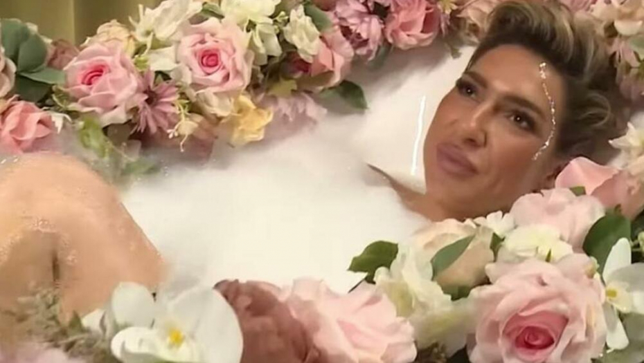 JOVANA JEREMIĆ GOLA PRED KAMERAMA Dizala noge pred voditeljem, a onda osula brutalnu paljbu po koleginicama!
