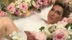 DA TI KUPIM ROLEKS Jovana Jeremić otkrila stihove nove pesme, pa zamešala kukovima!